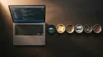 Laptop com código sobre mesa de madeira e seis potinhos em fila, cada um com um objeto: pen drive, post-it com interrogação, chave, foto, ampulheta e triângulo de alerta.